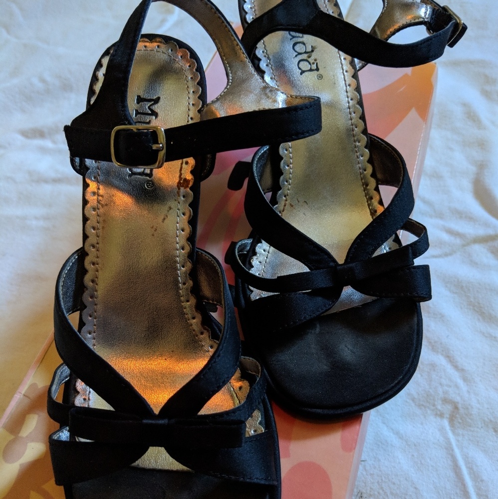 Mudd sandals